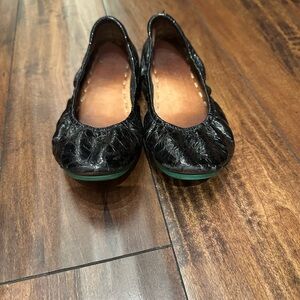 🥿 Tieks Black Patent Leather Flats – Size 6